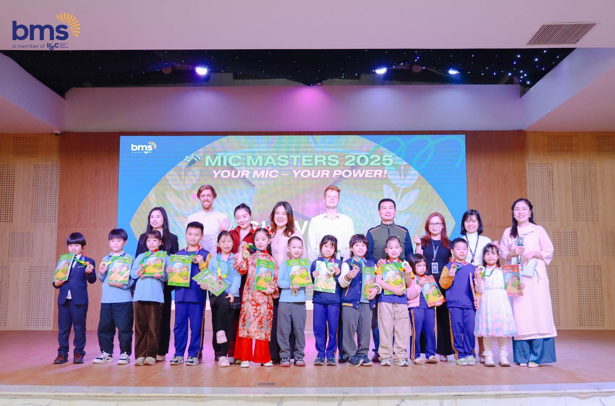 Bừng sáng với sân khấu lễ trao giải Mic Masters: Your mic, your power!