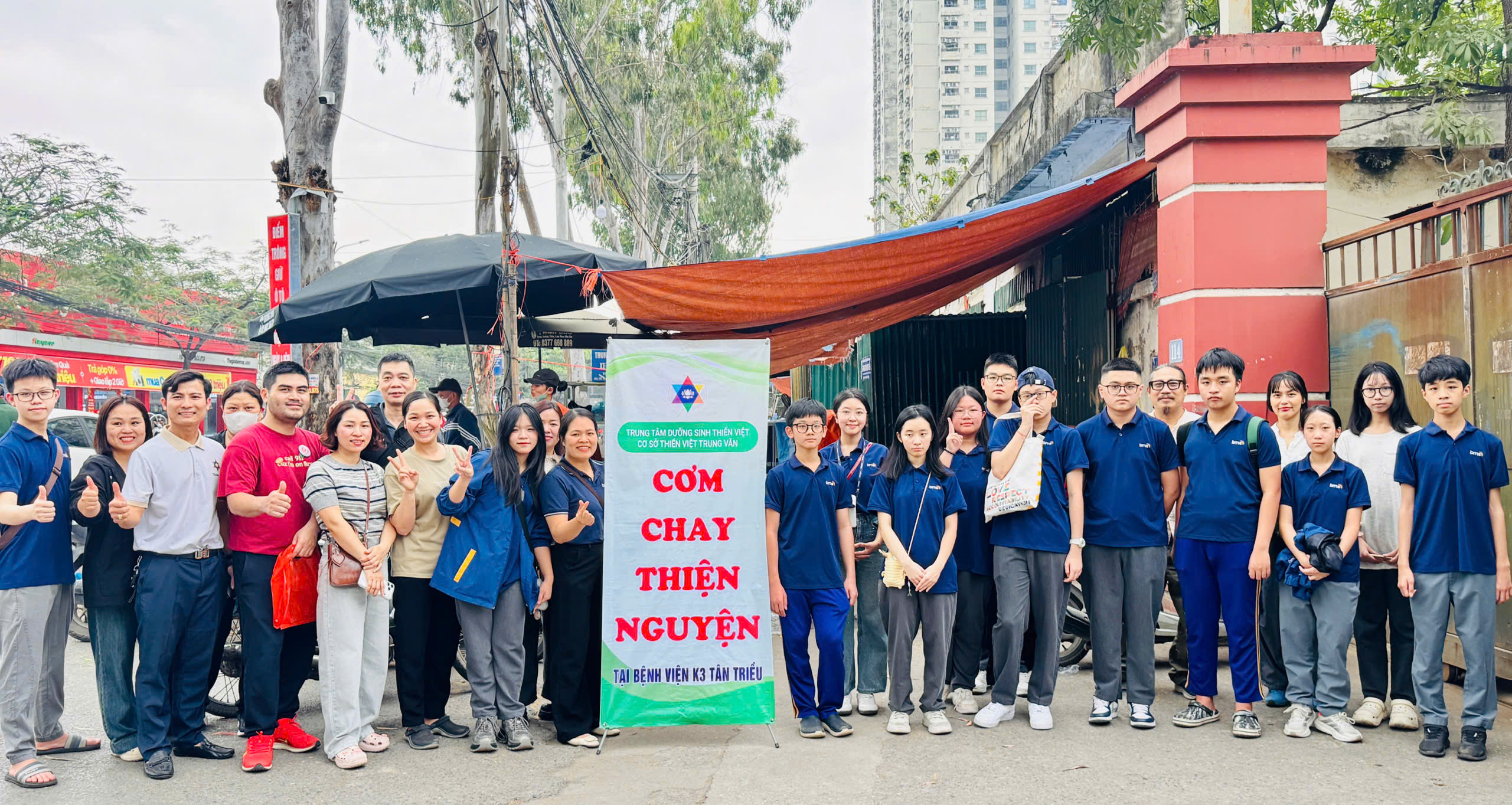 Chuyến xe yêu thương hướng về bệnh viện K3 Tân Triều của lớp 9A2
