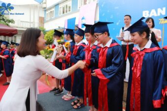 BMSers khối 5 (Niên khóa 2017 – 2022) hạnh phúc trong màu áo cử nhân ngày Tốt nghiệp