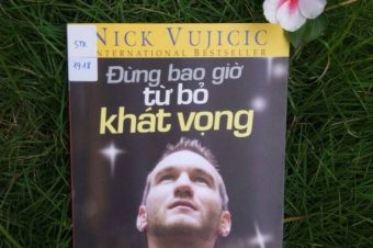 GIỚI THIỆU CUỐN SÁCH THÁNG 4: “ĐỪNG BAO GIỜ TỪ BỎ KHÁT VỌNG” – TÁC GIẢ: NICK VUJICIC